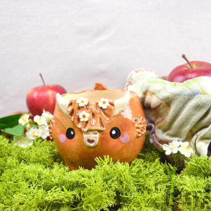 Planter Highland Cow White Flowers